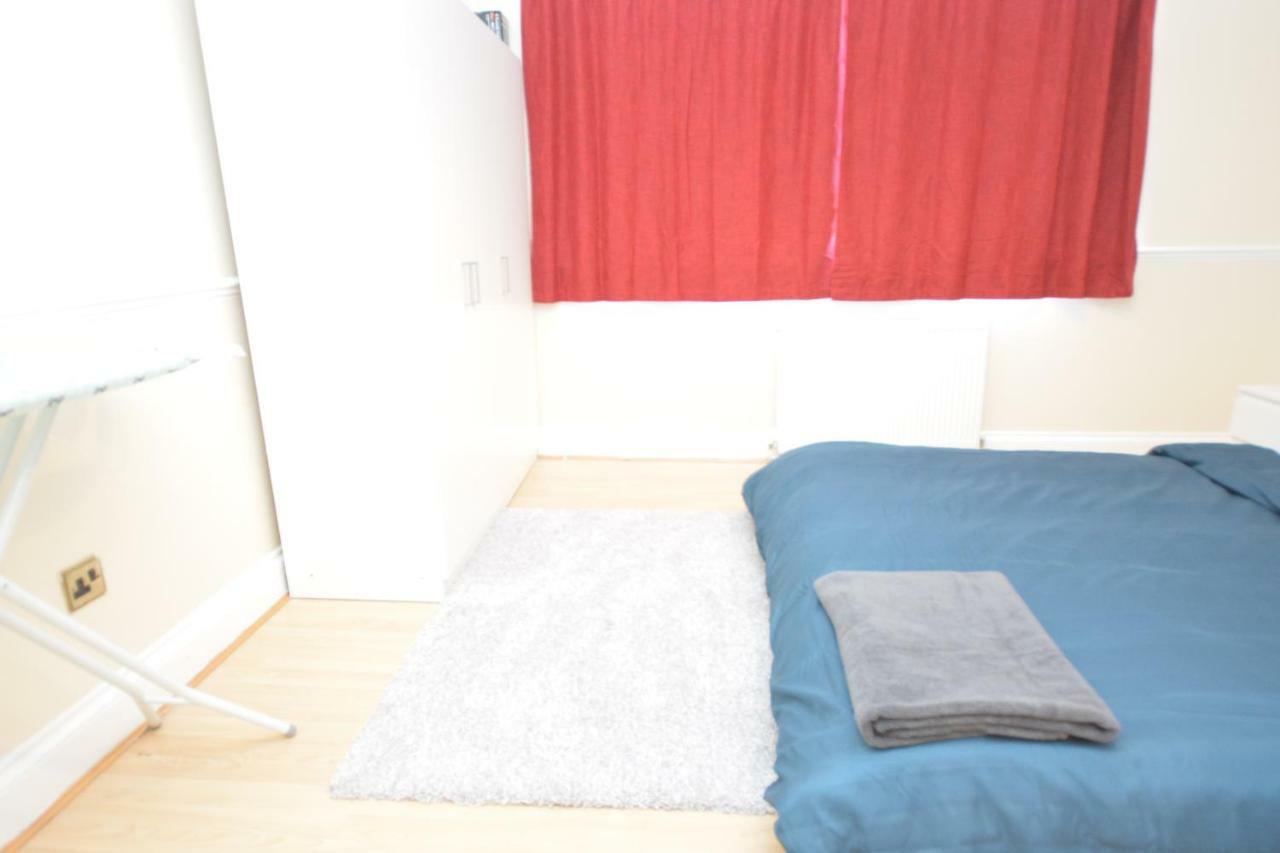 Four Bedroom Townhouse 12 Minutes Walk To Excel Exhibition Centre Londres Exterior foto